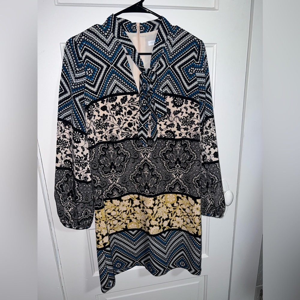 Size 4 Women’s dress with tie neck detail